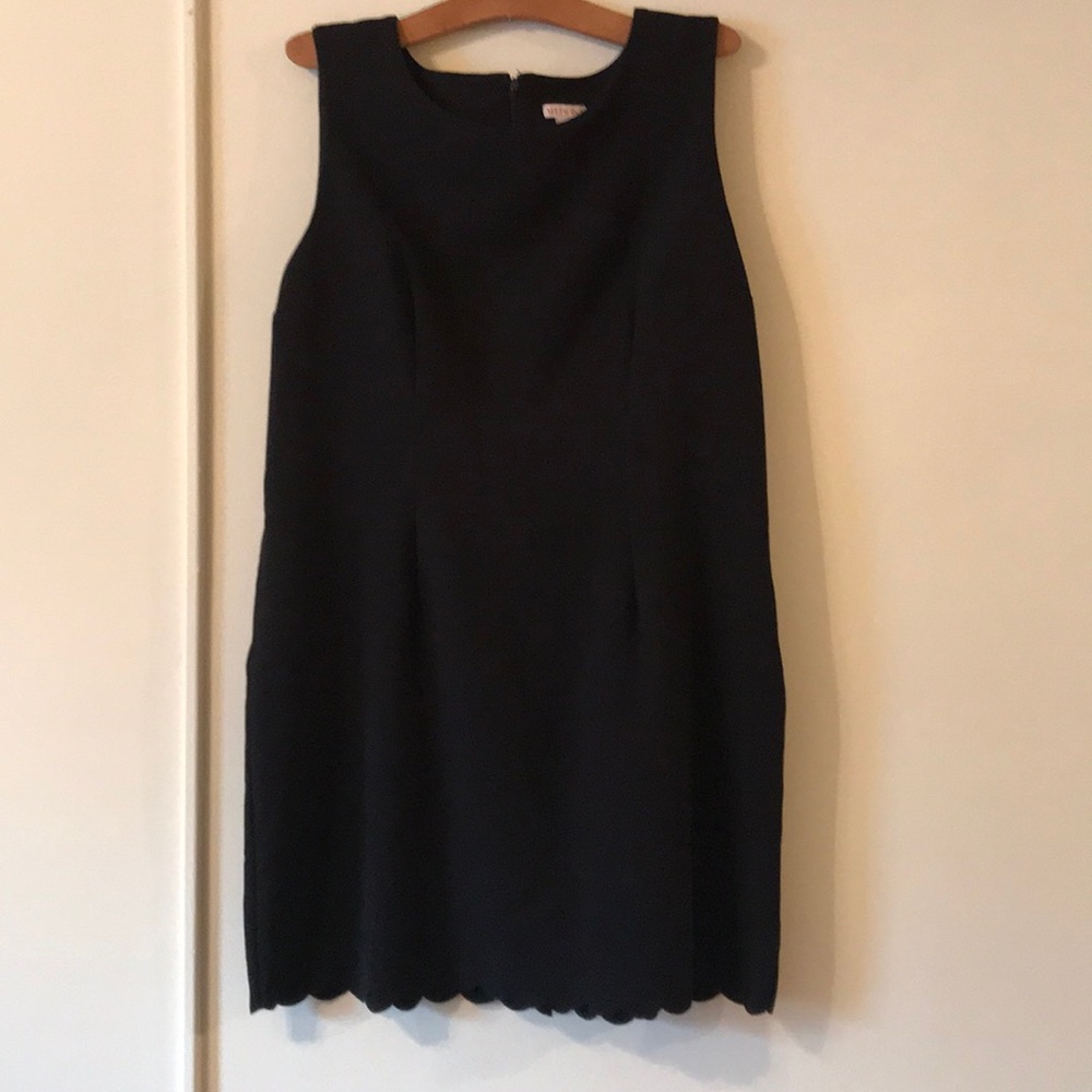 Scalloped LBD with pockets